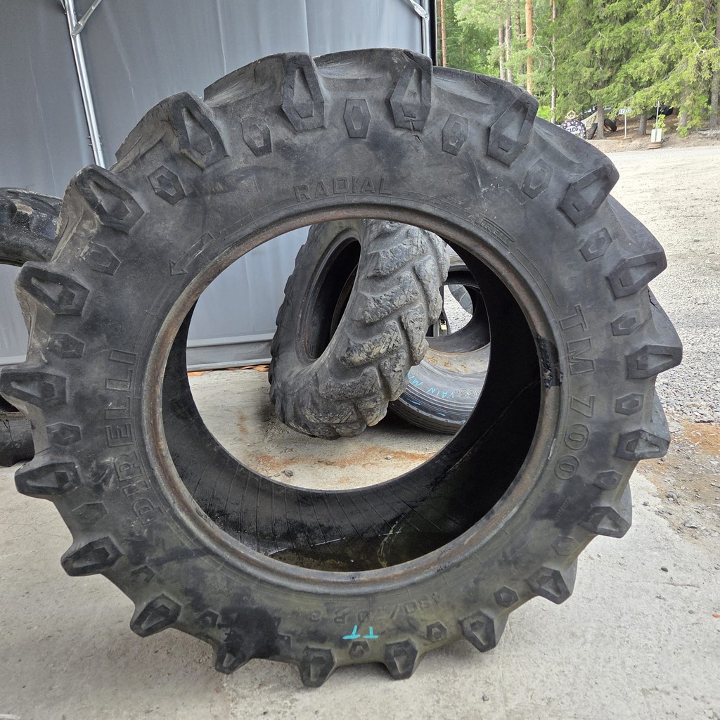 480/70R34 143A8 Pirelli TM 700  Käytetty rengas 22mm (Vanha, Pientä pykimää, Paisto korjattu)