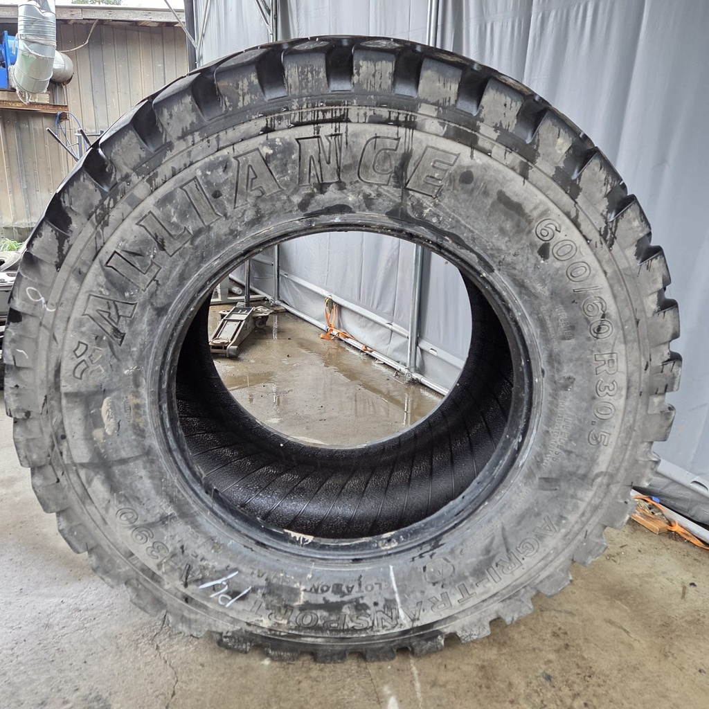 600/60R30.5 179D Alliance Agri-Transport A-390  Käytetty rengas DOT-17  16mm (Asennus sisärenkaalla)