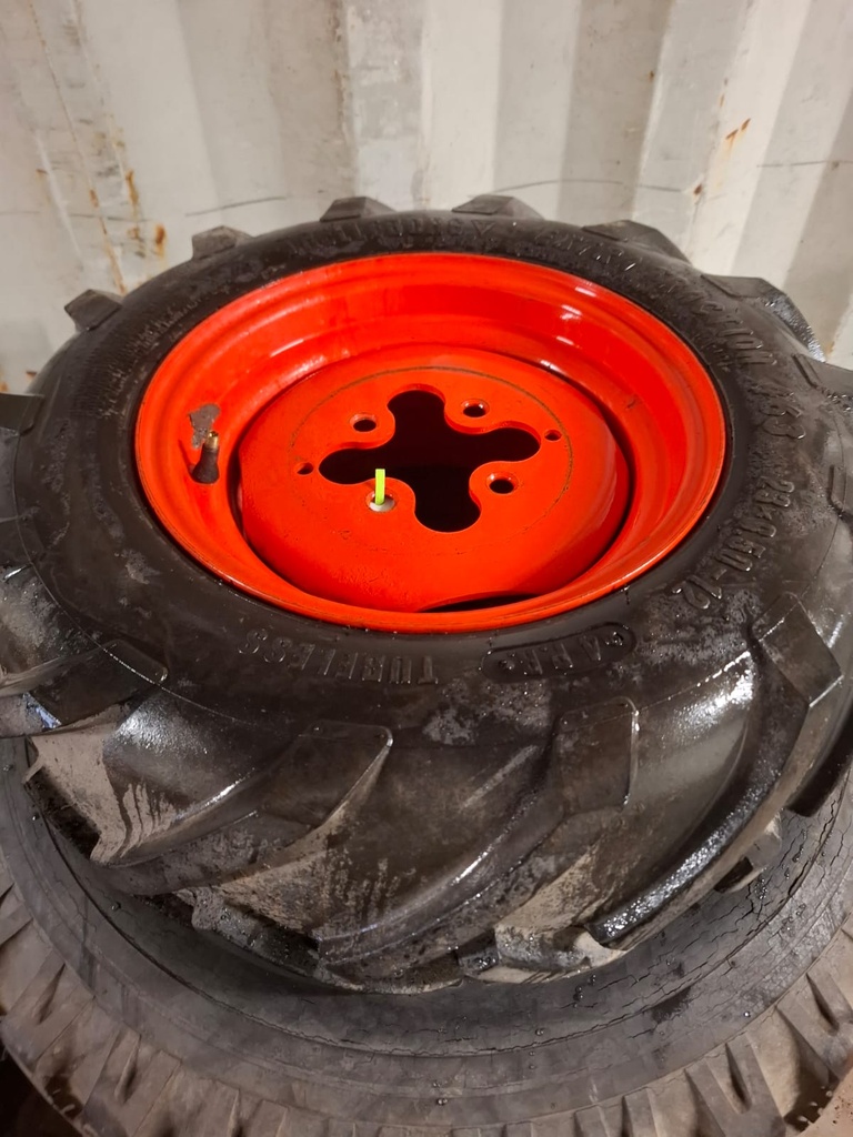 23x8.50-12 4pr Trelleborg Traction 463 Käytetty 15mm Vanteella jako: 4x106 KUBOTA