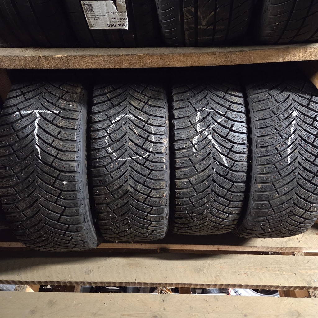 245/40R20 99T Michelin X-Ice NORTH4 Käytetty nastarengas 8-9mm DOT-22 (torissa)