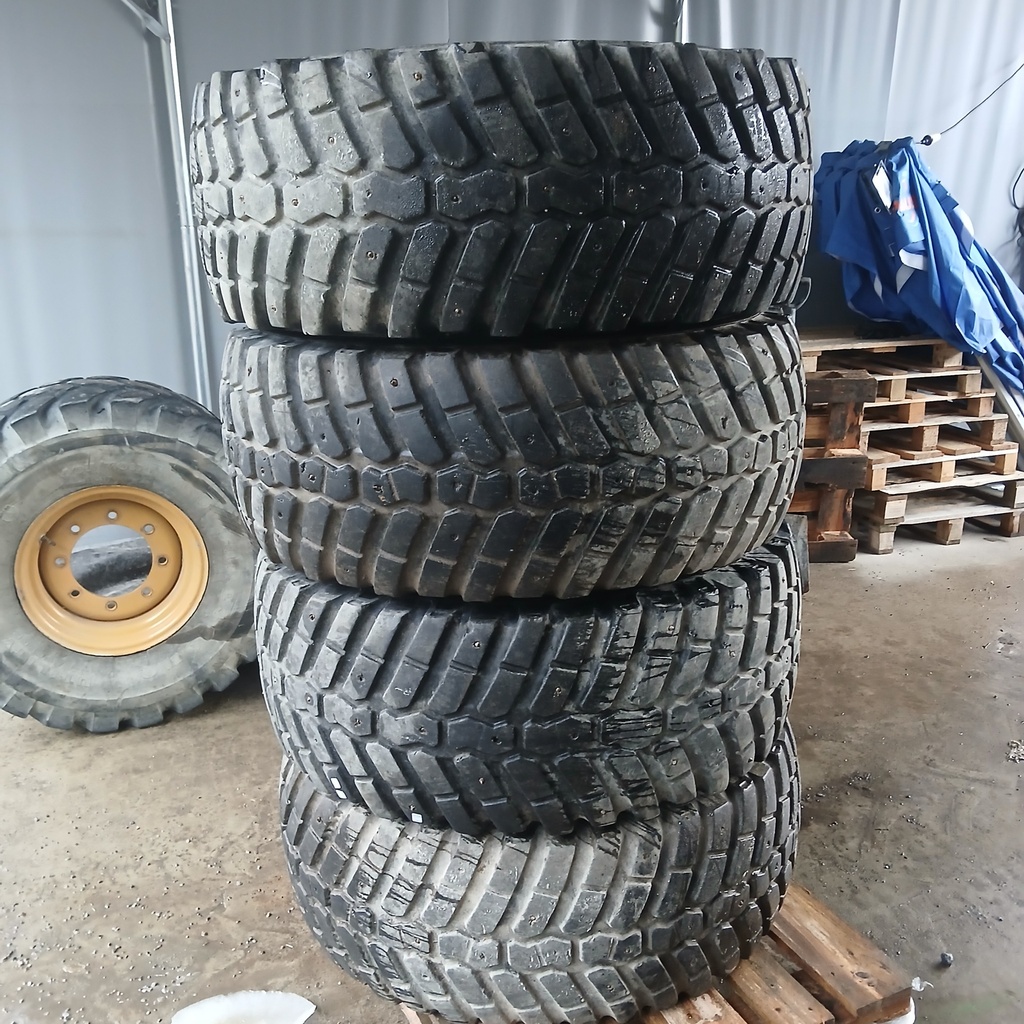 400/70R20 (16.0/70R20) 149A8 Alliance Multiuse 550 Käytetty palapintarengas 10-15mm DOT-17 (Muutamia nastoja renkaissa)