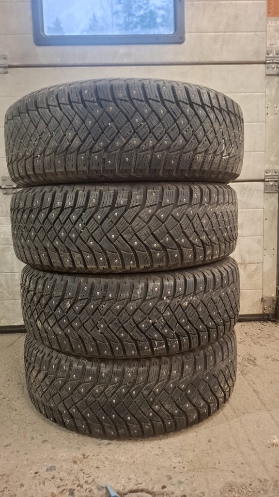 215/65R16 102T Goodyear ultragrip arctic 2 Käytetty nastarengas 9mm DOT-22