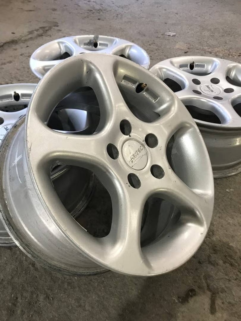 Käytetty vannesarja 5x110 ET 35 KR 70,1 7x15"