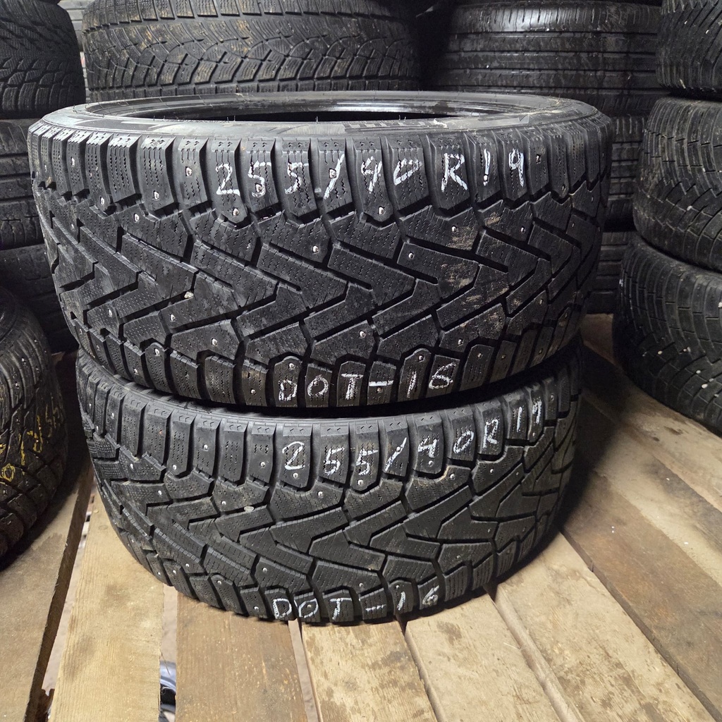 255/40R19 100H Pirelli Ice Zero Käytetty nastarengas 6mm DOT-16