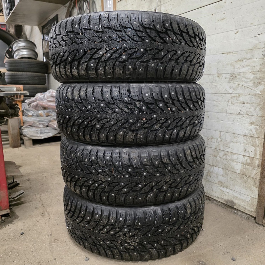 235/45R20 100T XL Nokian Hakkapeliitta 9 Käytetty nastarengas Ajettu n.300km DOT-21