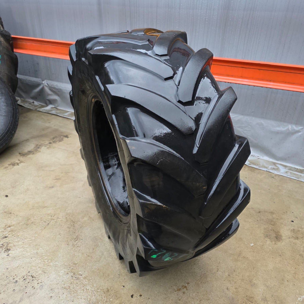 420/65R20 125A8 Michelin XM108 Käytetty rengas 5/10mm (Kulunut toispuoleiseksi) (Vaatii sisärenkaan)