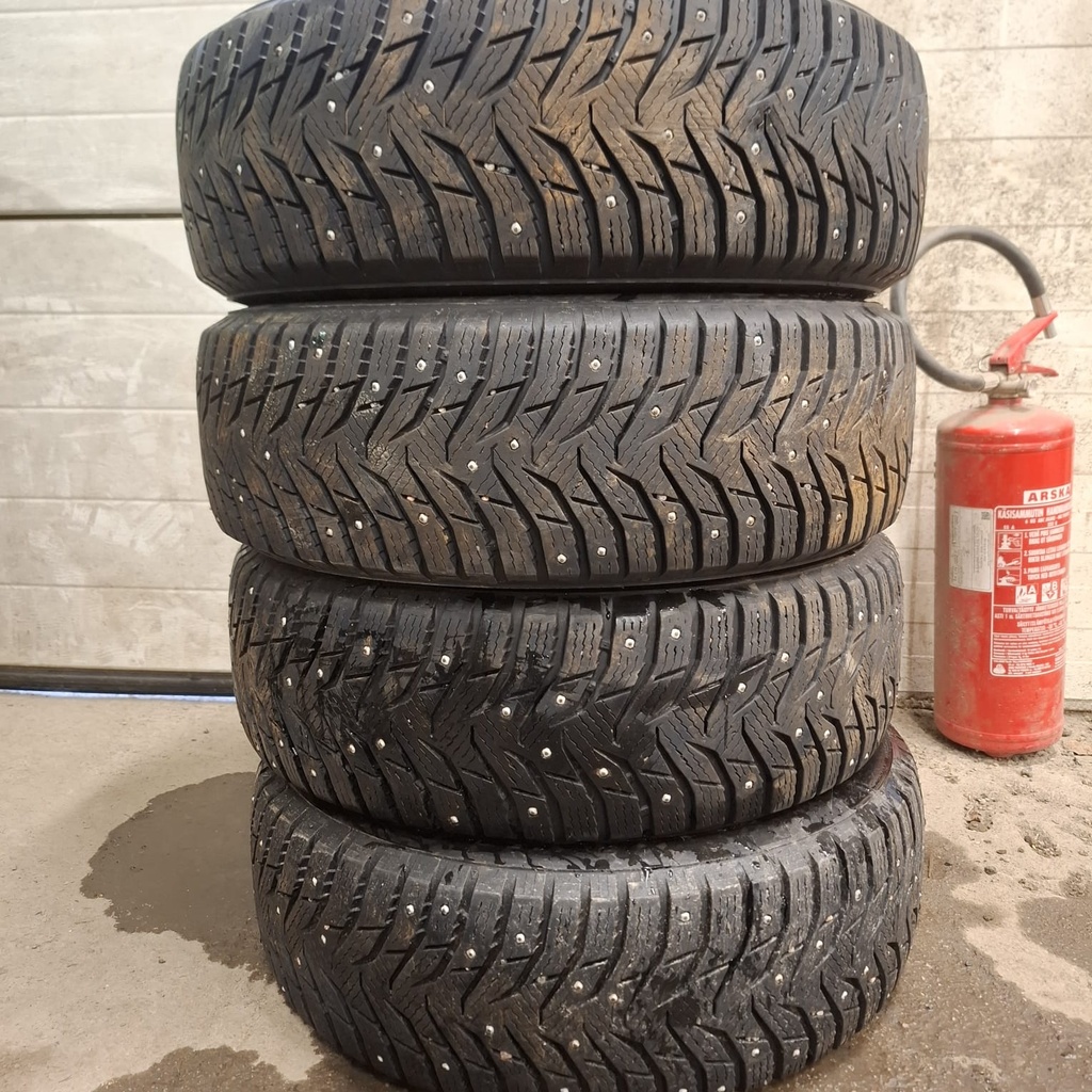 185/65R14 86T Kumho WinterCraft Wi31 Käytetty nastarengas 7mm DOT-16