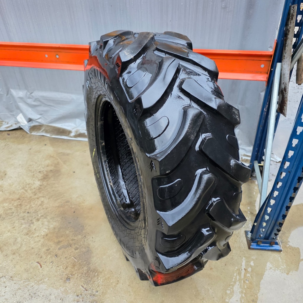 320/85R20 119A8 (12.4R20) Alliance Farmpro radial 85 Käytetty rengas 20mm (Kulunut hieman epätasaisetsi) (Paikattu)