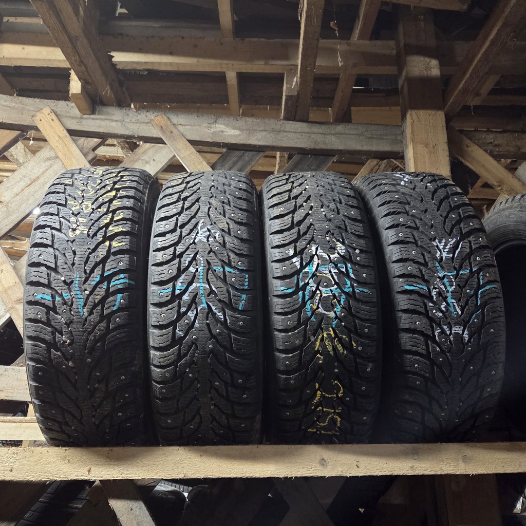 215/70R16 100T Nokian Hakkapeliitta 9 SUV Käytetty nastarengas 7-8mm DOT-17,muutamia nastoja poikki