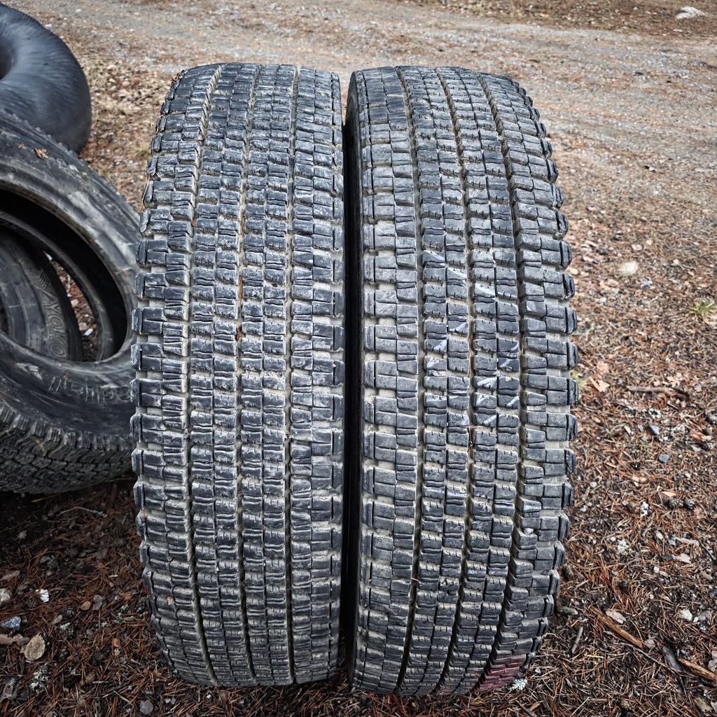 9.00R20 14pr Dunlop SP020A m+s Käytetty KA-rengas veto 15mm DOT-13