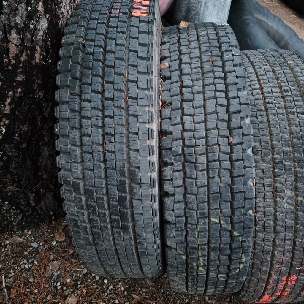 9.00R20 14pr Dunlop SP020A m+s Käytetty KA-rengas veto 20mm DOT-13