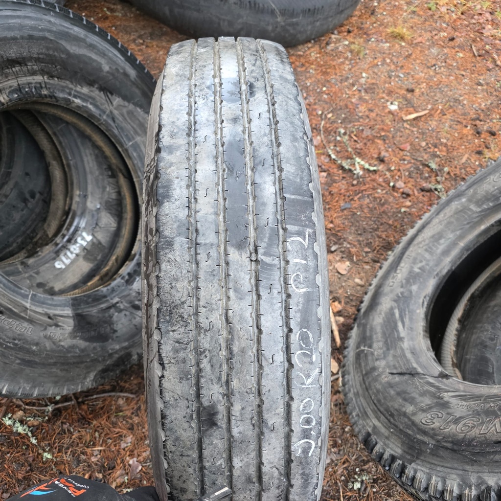 9.00R20 14pr Bridgestone R210 Käytetty KA-rengas ohjaava 8mm