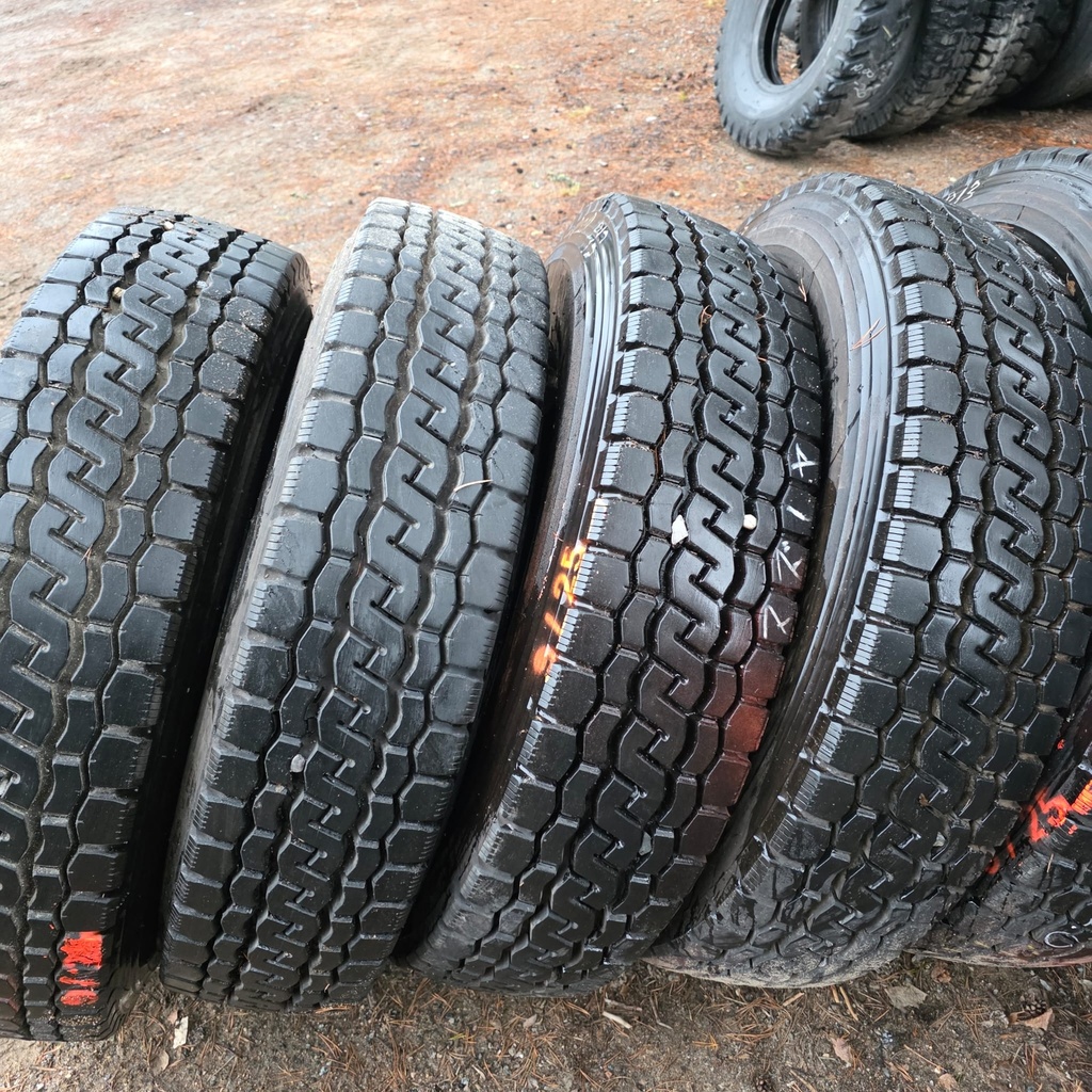 10.00R20 14pr Bridgestone M810 Käytetty KA-rengas 16mm DOT-20