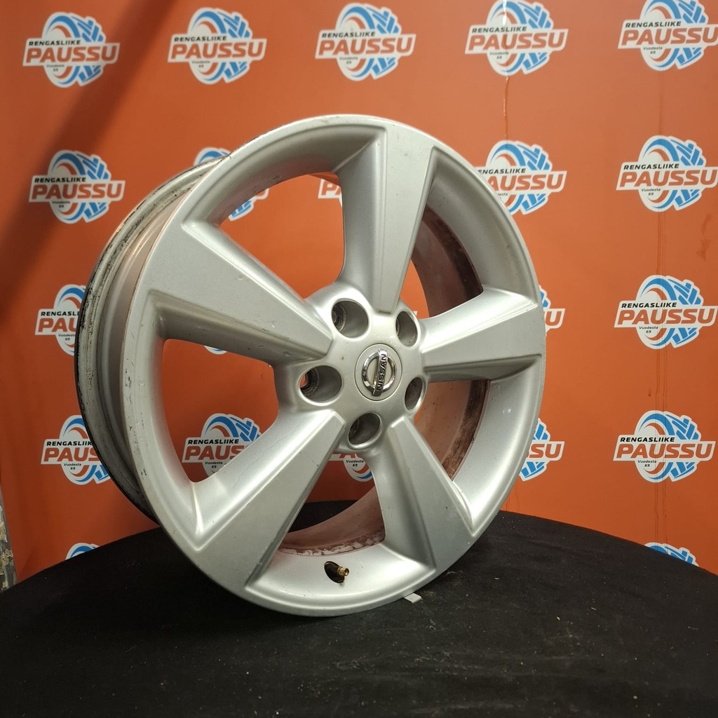 Käytetty Nissan vannesarja 5x114,3 ET 40 KR 66,1 6,5x17"