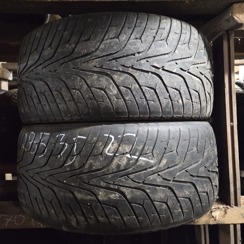 285/35R22 102W Hankook Ventus ST Käytetty kesärengas 3,5-4,5mm DOT-09 (toisesta renkaasta laidat kuluneet)