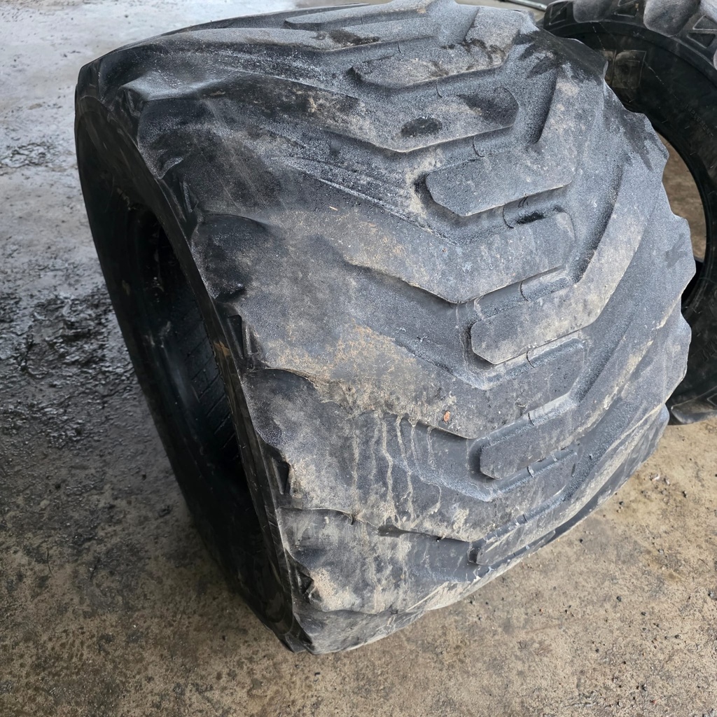 710/40R22.5 161D/172A8 BKT FL 639 Käytetty perävaunun rengas 13mm DOT-18 (Rengas on laitakulunut)