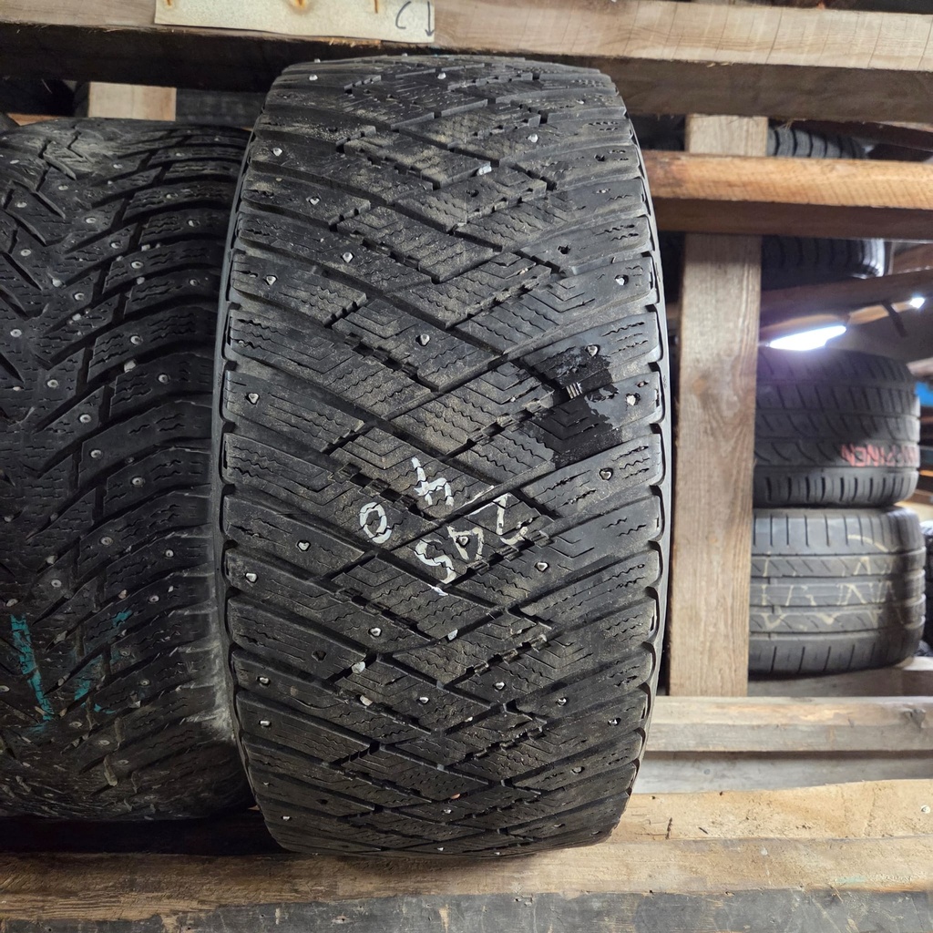 245/40R18 97T Goodyear Ultragrip Ice Arctic Käytetty nastarengas 7mm DOT-14