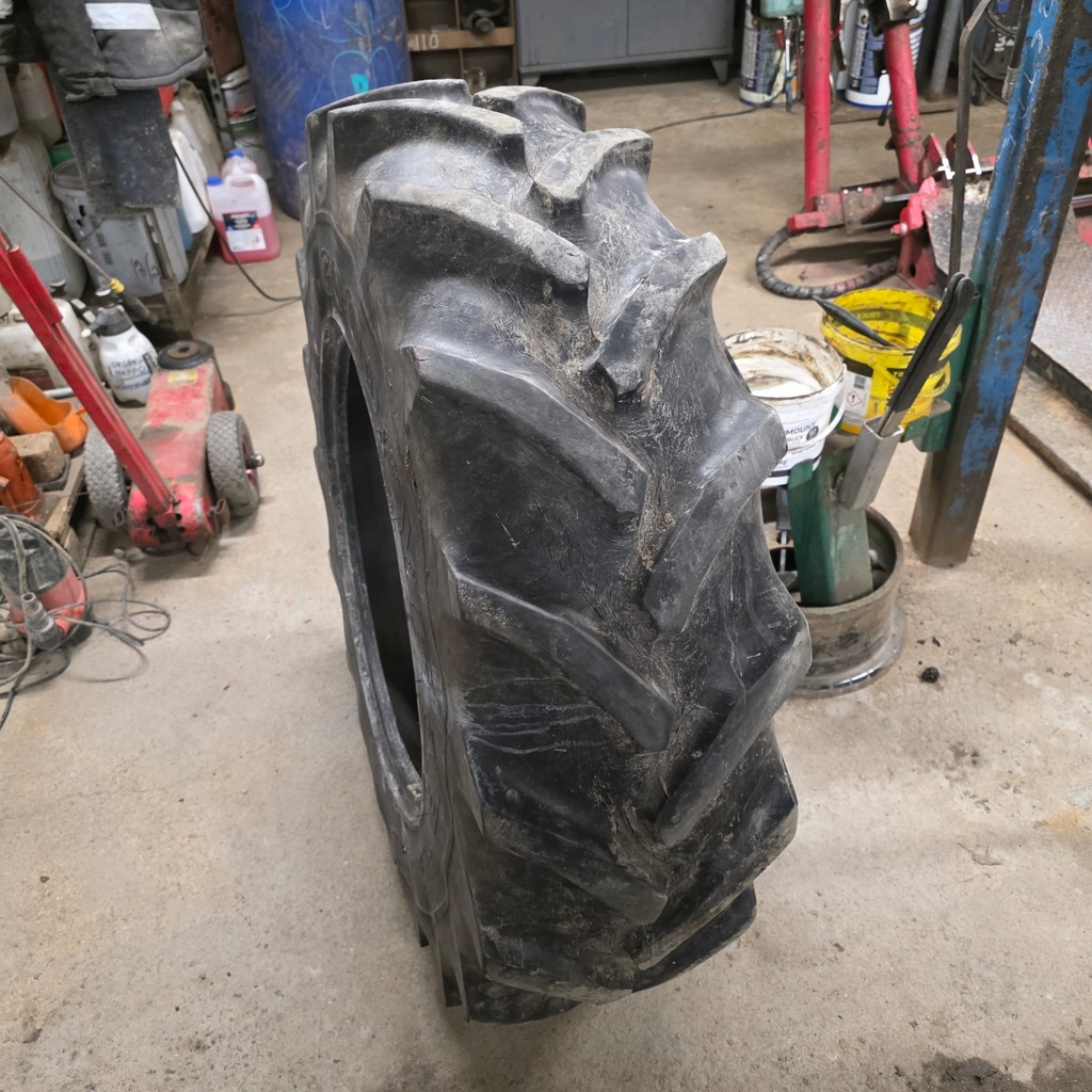 340/85R24 (13.6R24) 13.6R24 121A8 Goodyear super traction Käytetty rengas 26mm DOT-00 (Korjattu) (Kuivumaa) (Vaatii sisärenkaan)