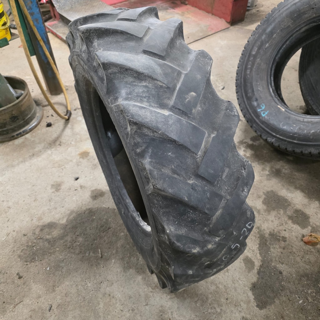 10.5-20 6pr Dunlop TG32 Käytetty työkoneen rengas 7mm (Vanha)