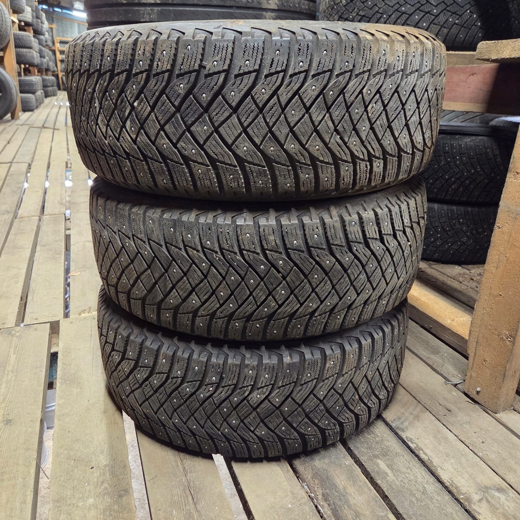 235/55R18 104T Goodyear UltraGrip Arctic 2 Käytetty nastarengas 8-9mm DOT-22