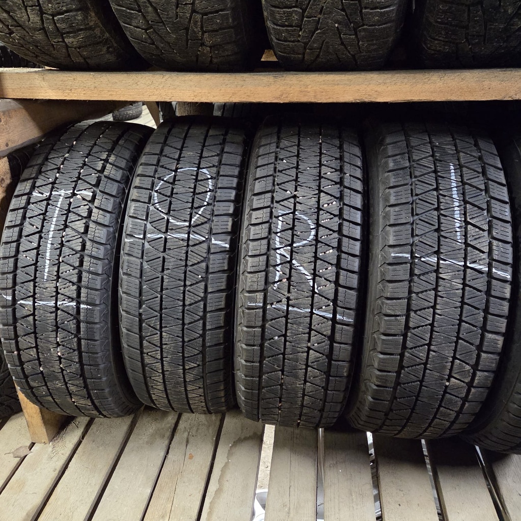 225/60R18 100S Bridgestone Blizzak DM-V3 Käytetty kitkarengas 9-10mm DOT-20