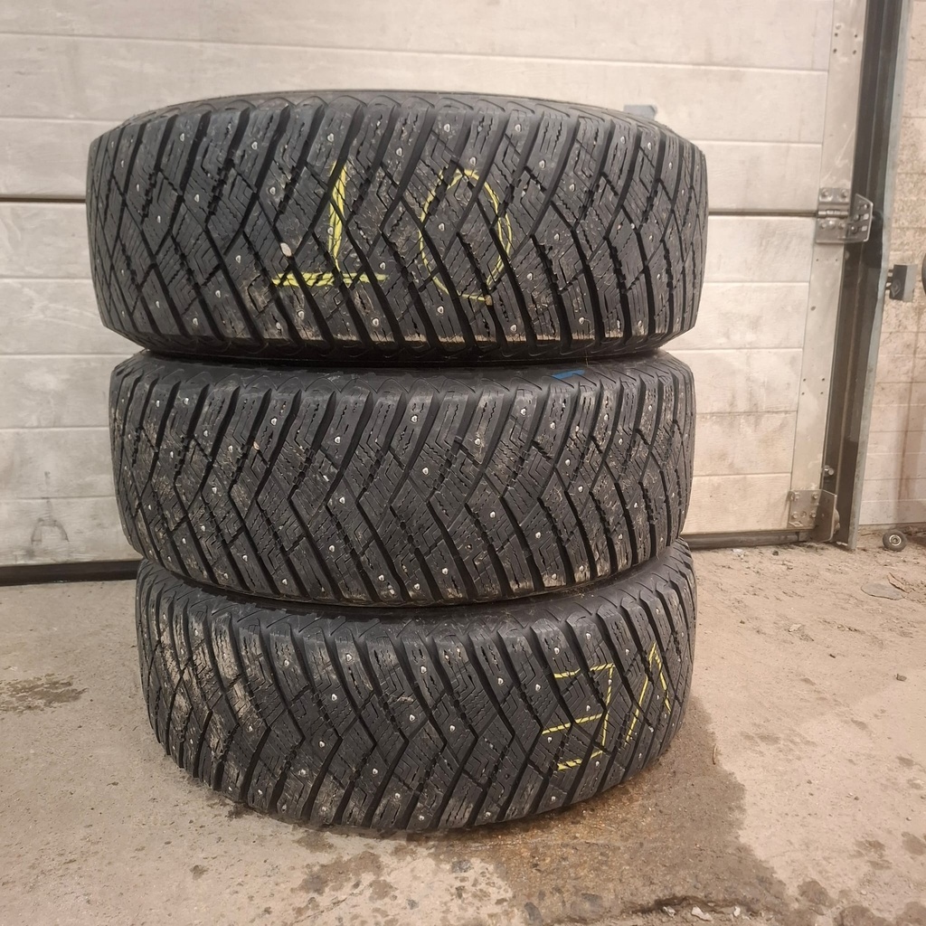 235/65R17 108T Goodyear Ultragrip Ice Arctic SUV Käytetty nastarengas 7-9mm DOT-14