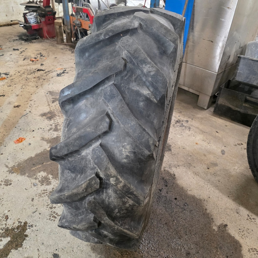 18.4-30 8pr Taurus Käytetty rengas 20mm (korjattu)