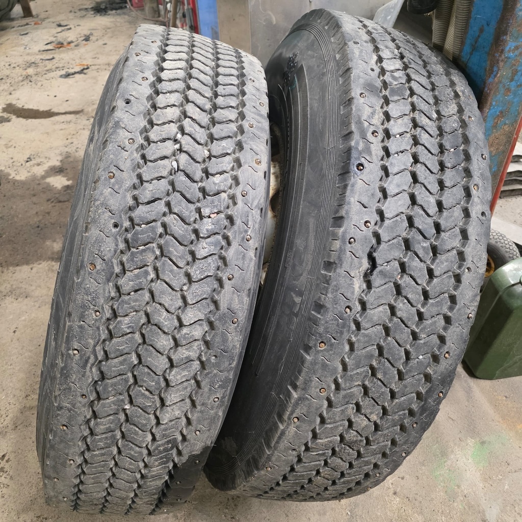 315/80R22.5 154/150M Continental HSW Scandinavian nastoilla Käytetty KA-rengas Trailer 13mm DOT-01 (Kuivumaa / halkeilua) sis vanteen 10 pultti Eurojako