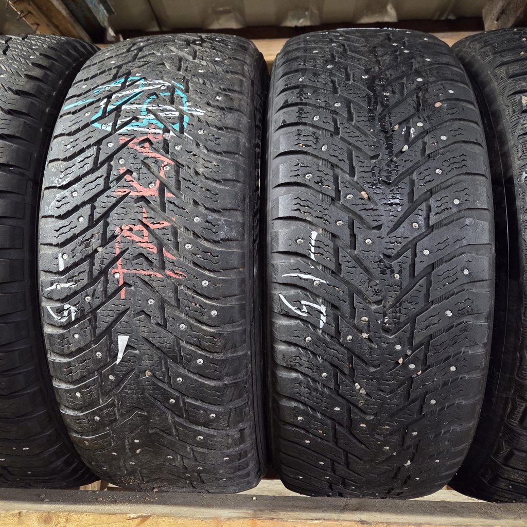 235/60R18 107T XL Nokian Hakkapeliitta 8 SUV Käytetty nastarengas 6,5mm DOT-15 (nastoja poikki)