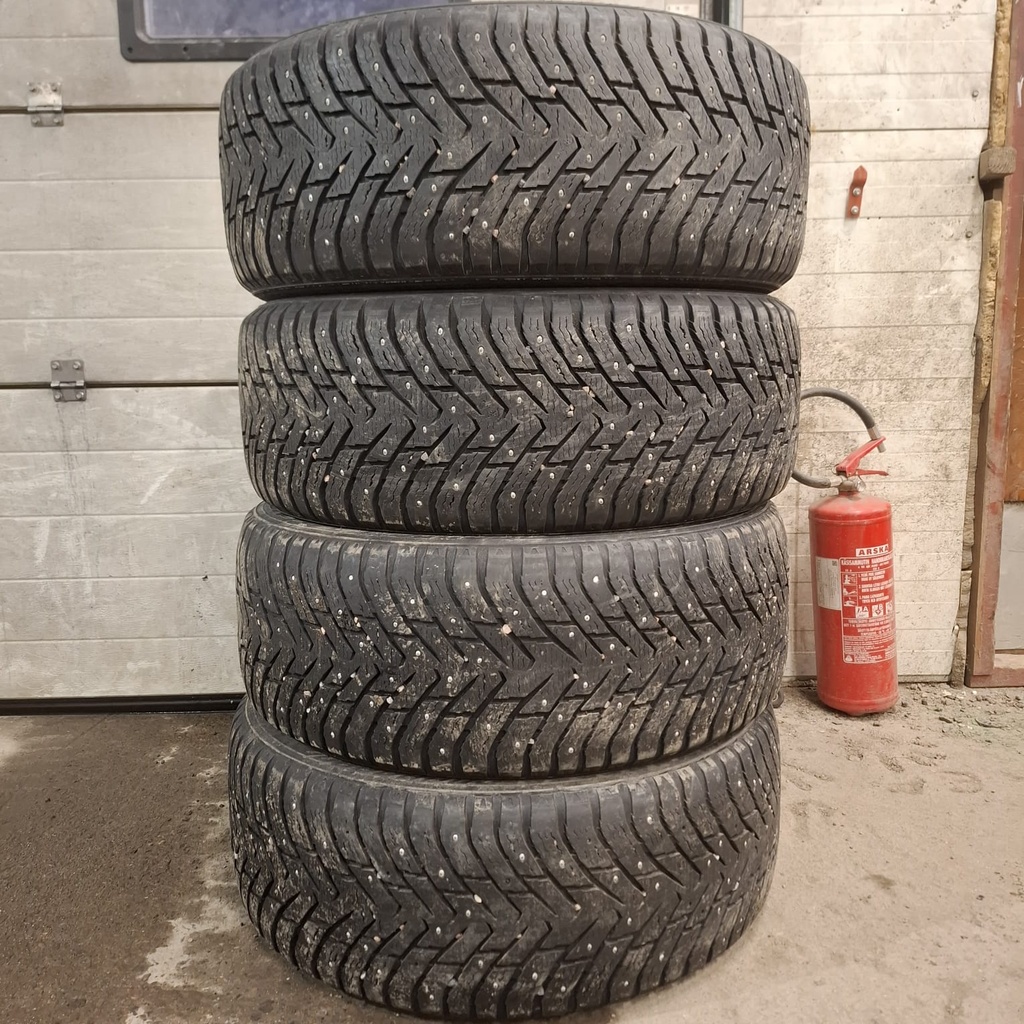 265/50R20 111T XL Nokian Hakkapeliitta 8 SUV Käytetty nastarengas 6-8mm DOT-15 (yksi rengas laitakulunut ja yhdestä puuttuu nastoja)