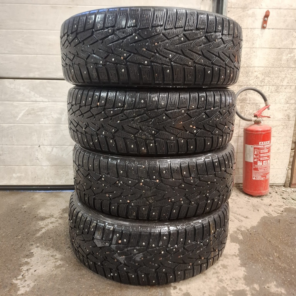 215/65R16 102T XL Nokian Hakkapeliitta 7 Käytetty nastarengas 5-6mm DOT-12