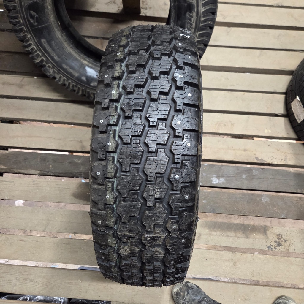 265/65R17 112N Pinnattu vanha ajamaton nastarengas