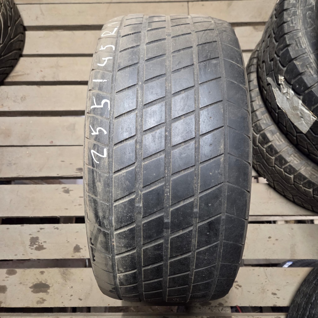 255/45ZR17 Yokohama AV1-45 Käytetty kesärengas 2,5mm DOT-94