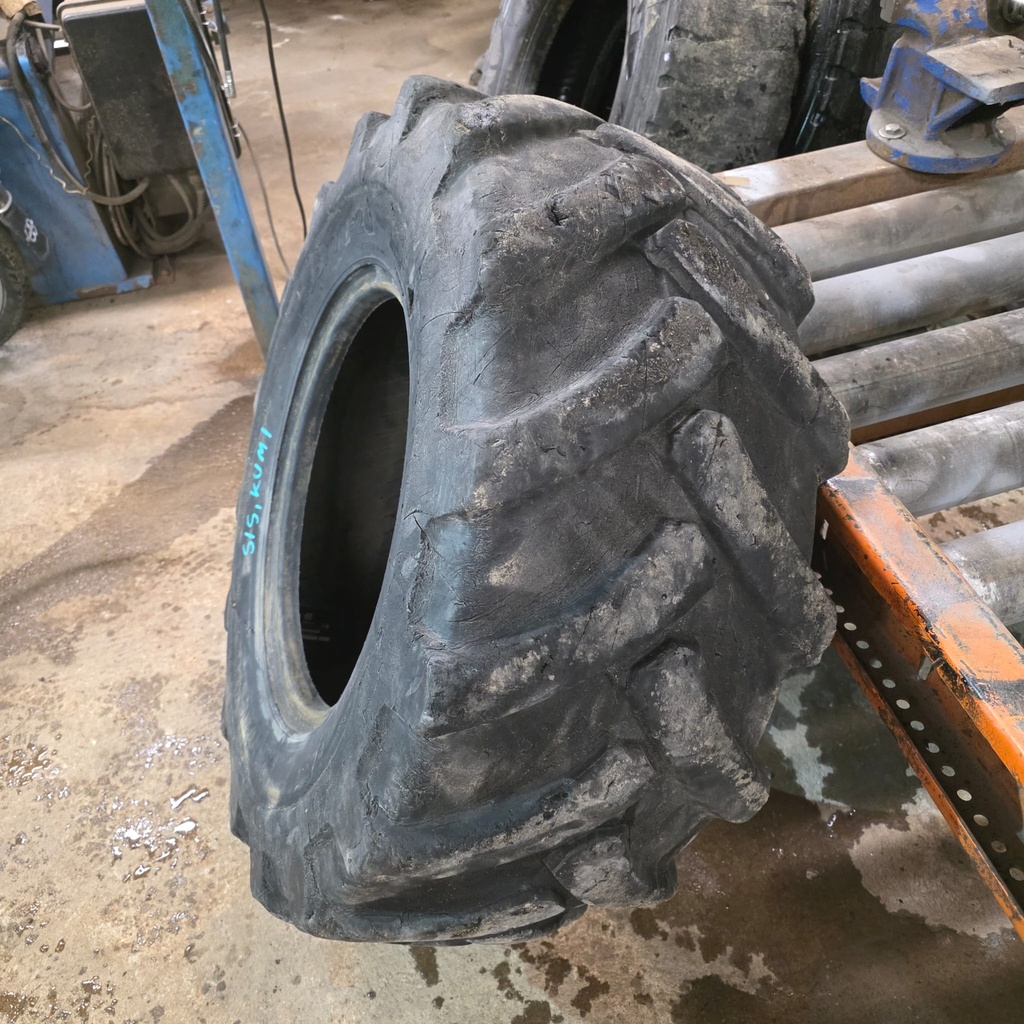 405/70-20 (16.9/70-20) 14pr Mitas MPT-01 Käytetty työkoneen rengas 15mm DOT-03 (korjattu) (Asennus sisärenkaalla)