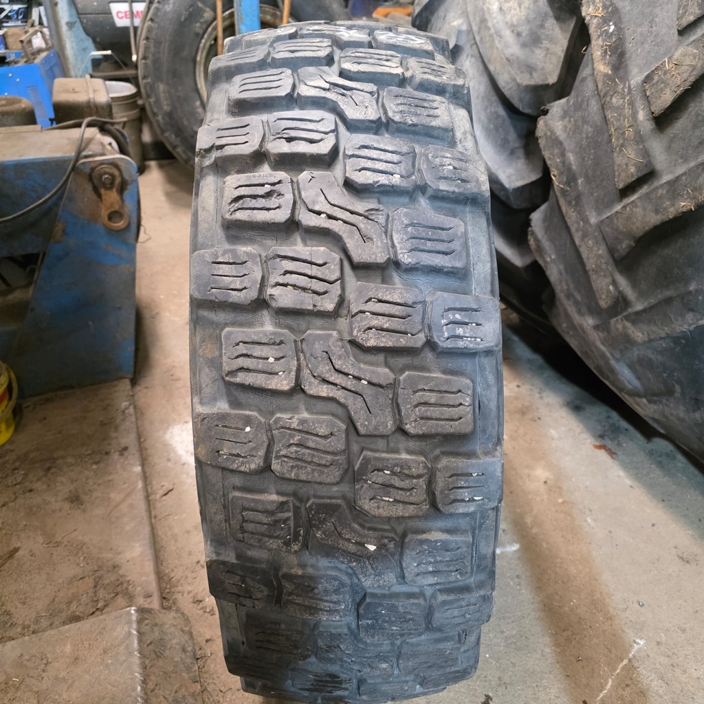 14.5R20 152J Semperit Giant-steel m+s Käytetty rengas 15mm DOT-06 (Vaatii sisärenkaan)