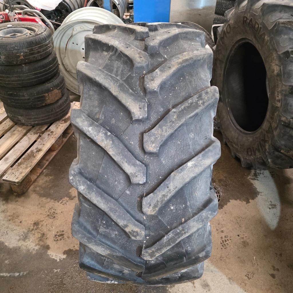 540/65R28 142D Trelleborg TM800 Käytetty rengas 23mm DOT-09 (Kuivumaa, Korjattu, Vaatii sisärenkaan)