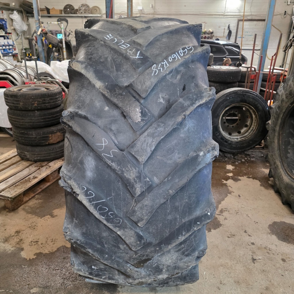 650/60-38 161A8/157B Trelleborg Twin 414 Käytetty rengas 10mm DOT-03 (Korjattu)
