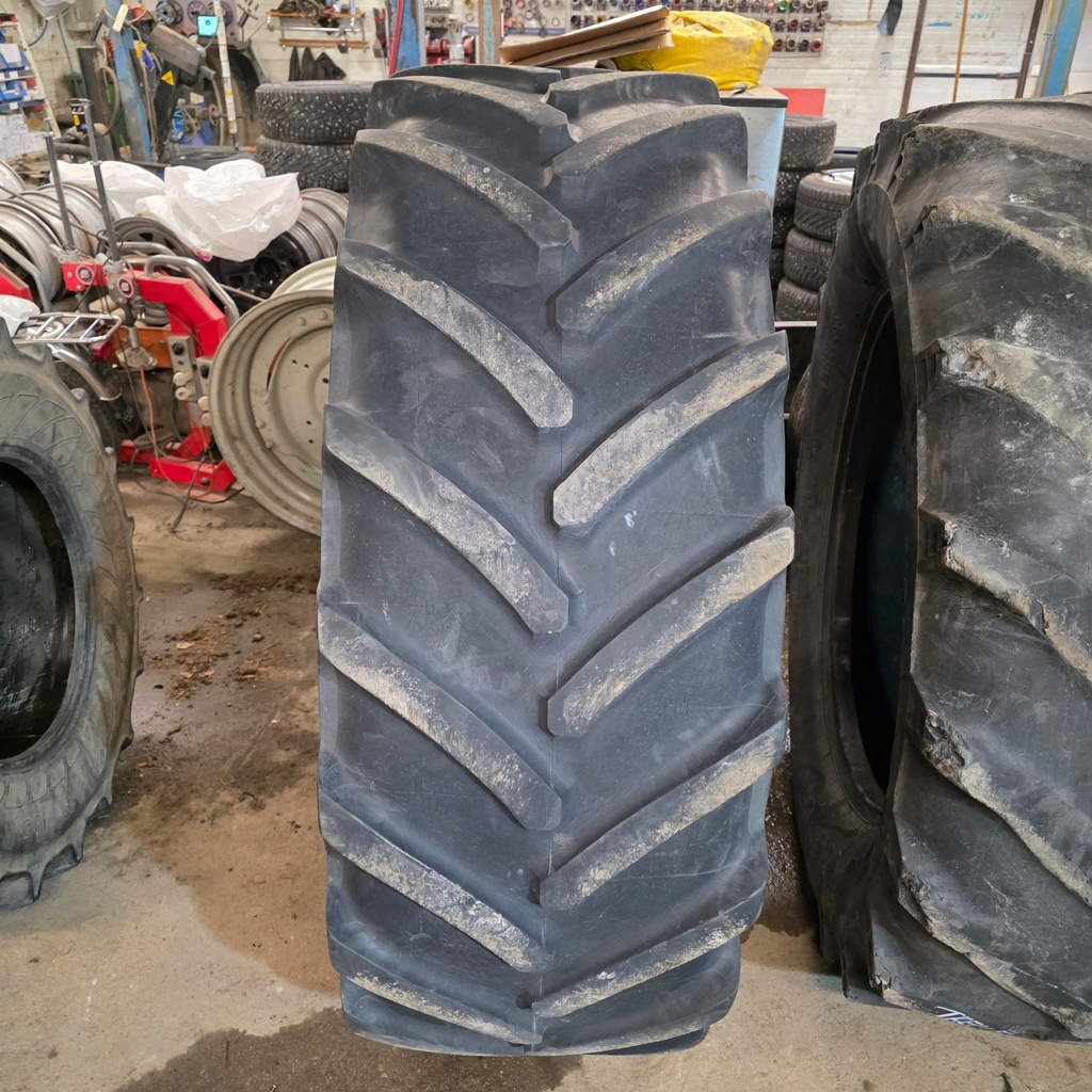 600/65R38 147 Michelin XM108 Käytetty rengas 22mm (Kyljessä viilto jälki ympäri asti, Vaatii sisärenkaan) (Levike pyöräksi)