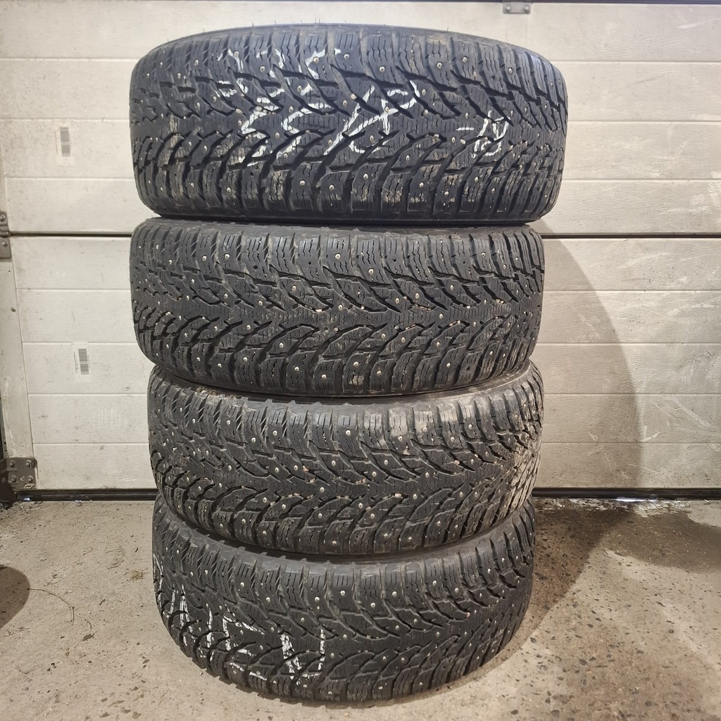 235/55R18 104T Nokian Hakkapeliitta 9 SUV Käytetty nastarengas 8mm DOT-18 (yhdestä renkaasta puuttuu nastoja)
