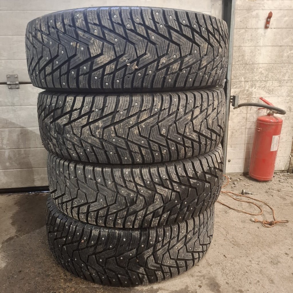 235/65R17 108T Hankook Winteripike X Käytetty nastarengas 9,5mm DOT-23 (ajettu vain 500km)