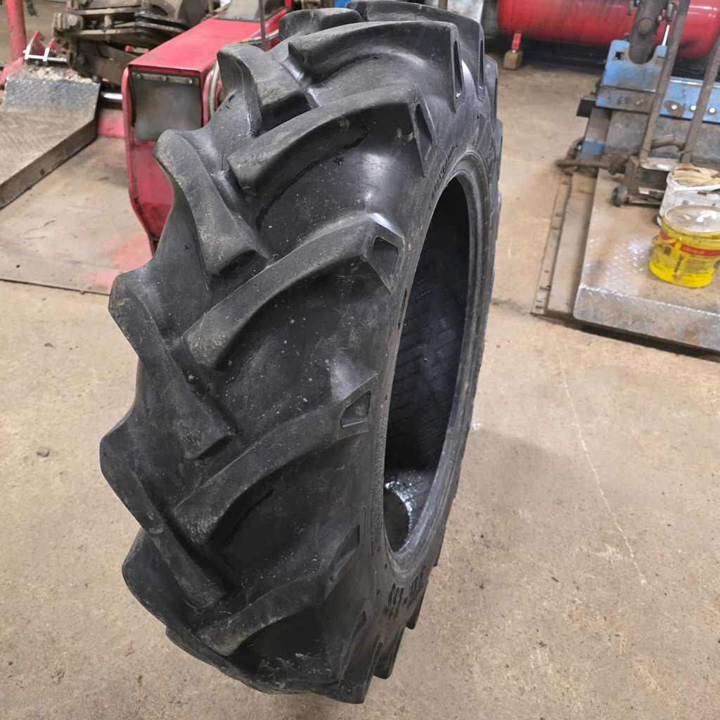 11.2-24 8pr BKT TR-135 Käytetty rengas DOT-12 25mm (pientä kuivumaa)