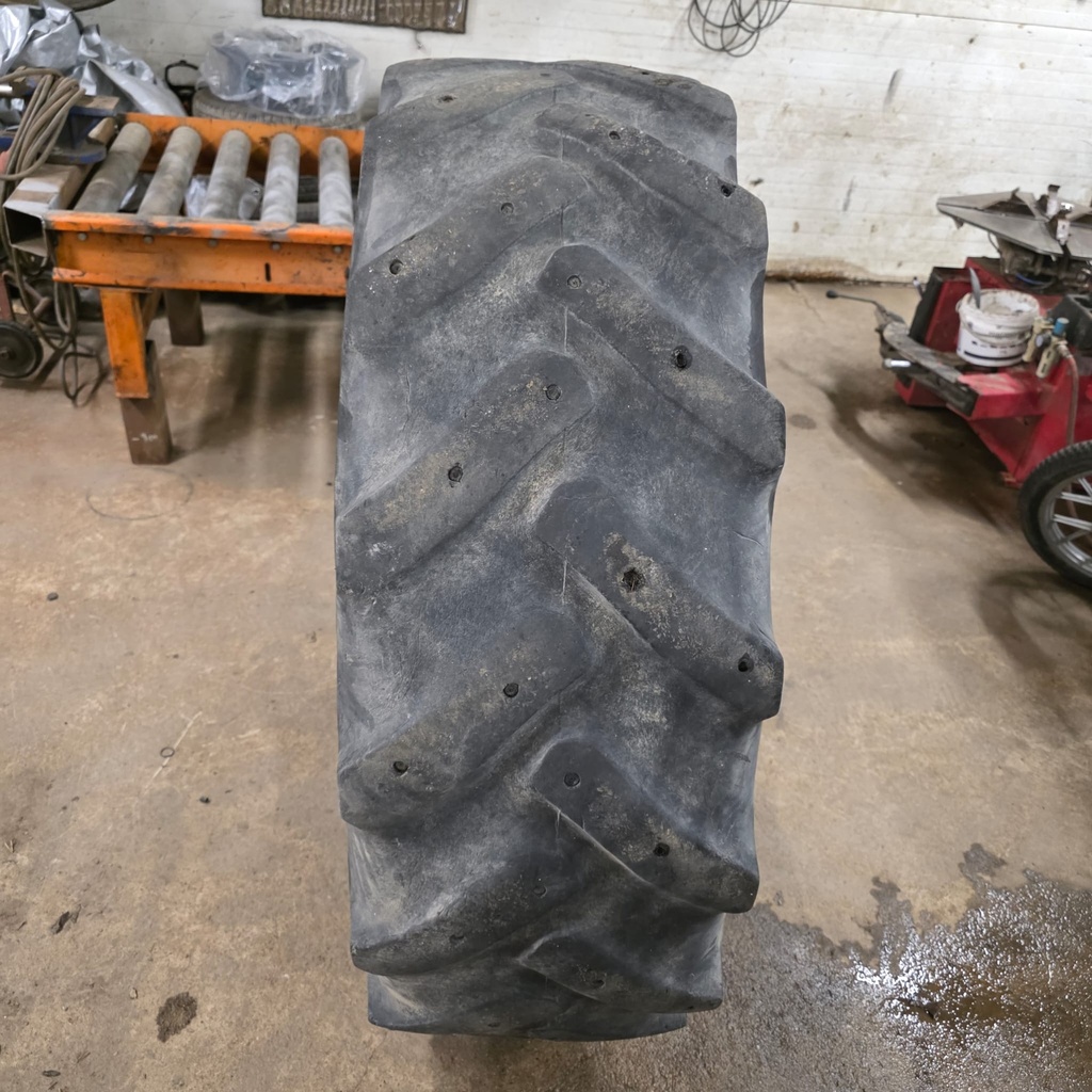 420/85R28 (16.9R28) 136A8 Goodyear super traction Käytetty rengas DOT-04 10mm (Pientä kuivumaa)