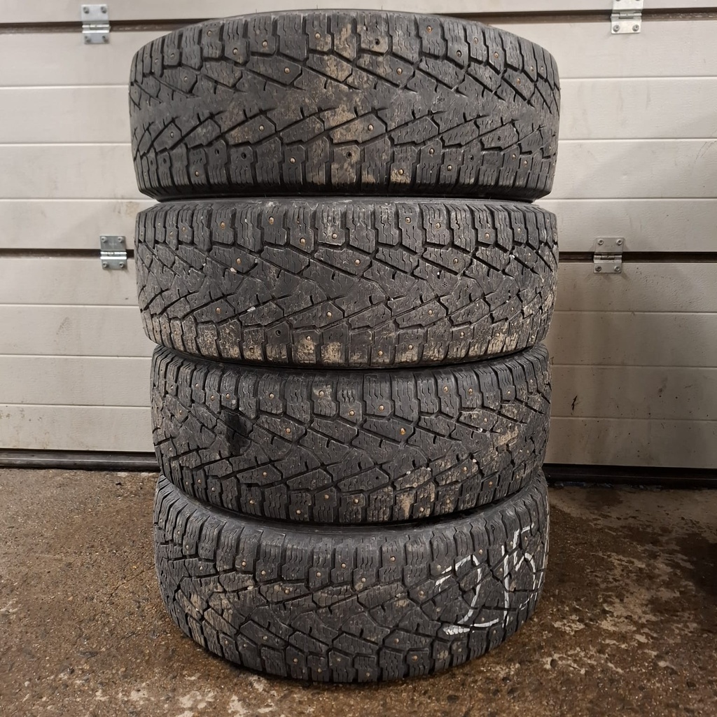 215/65R16C 109/107R Nokian Hakkapeliitta C3 Käytetty nastarengas 5,5-6mm DOT-17 (Yhdestä puuttuu muutama nasta)