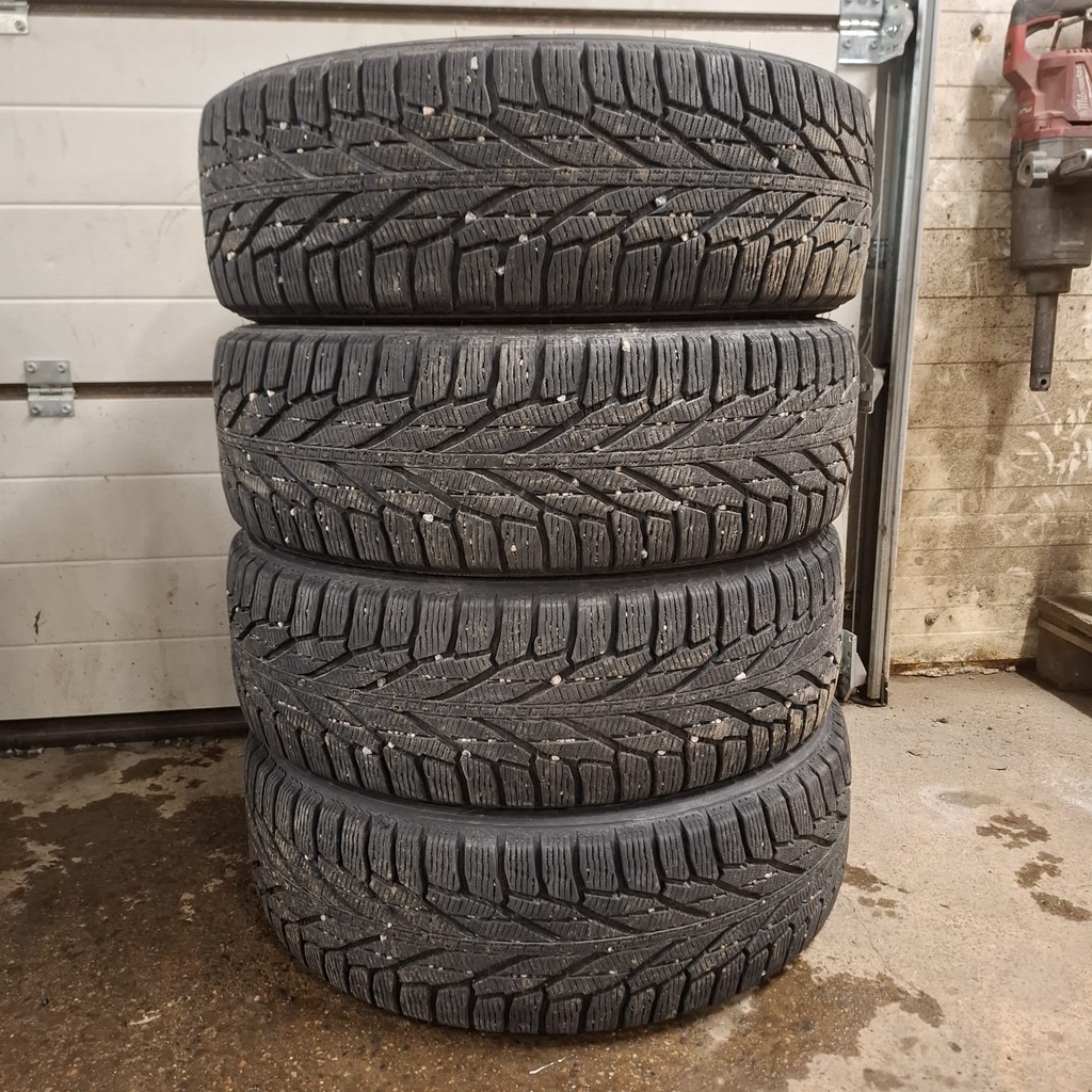 215/65R17 103R XL Nokian Hakkapeliitta R2 SUV Käytetty kitkarengas 6,5-8mm DOT-13