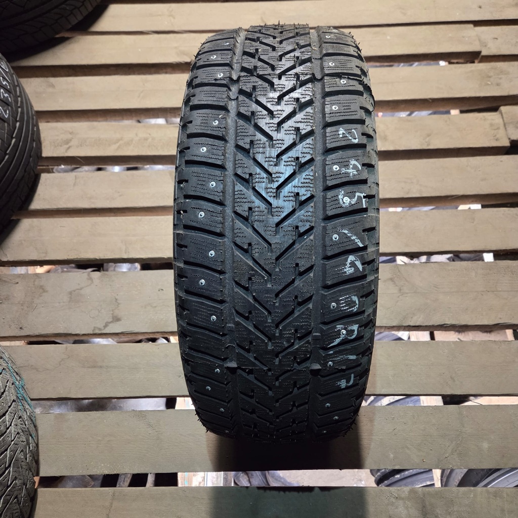 245/40R17 Piannattu ajamaton nastarengas