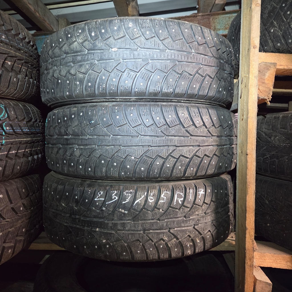 235/65R17 104T Goodride FrostExtreme Käytetty nastarengas 4-6mm DOT-16