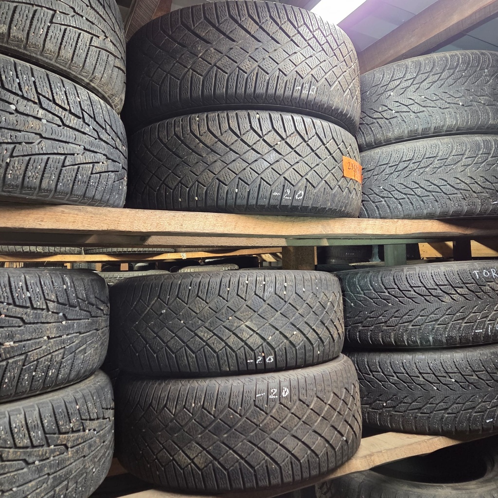 235/55R17 103T XL Continental VikingContact 7 Käytetty kitkarengas 4,5-5,5mm DOT-20