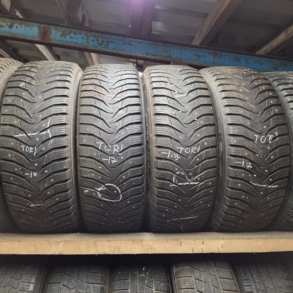 225/65R17 106T Kumho WinterCraft SUV Ice WS31 Käytetty nastarengas 6-6,5mm DOT-17