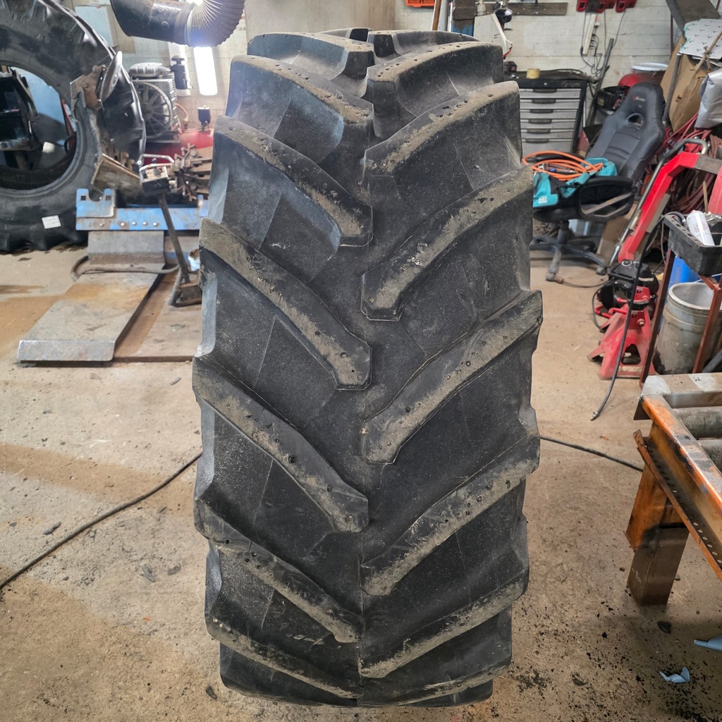 600/65R38 153A8 Trelleborg TM800 Käytetty rengas 35mm DOT-03 (Levike renkaaksi, Paisto korjattu, Asennus sisärenkaalla)