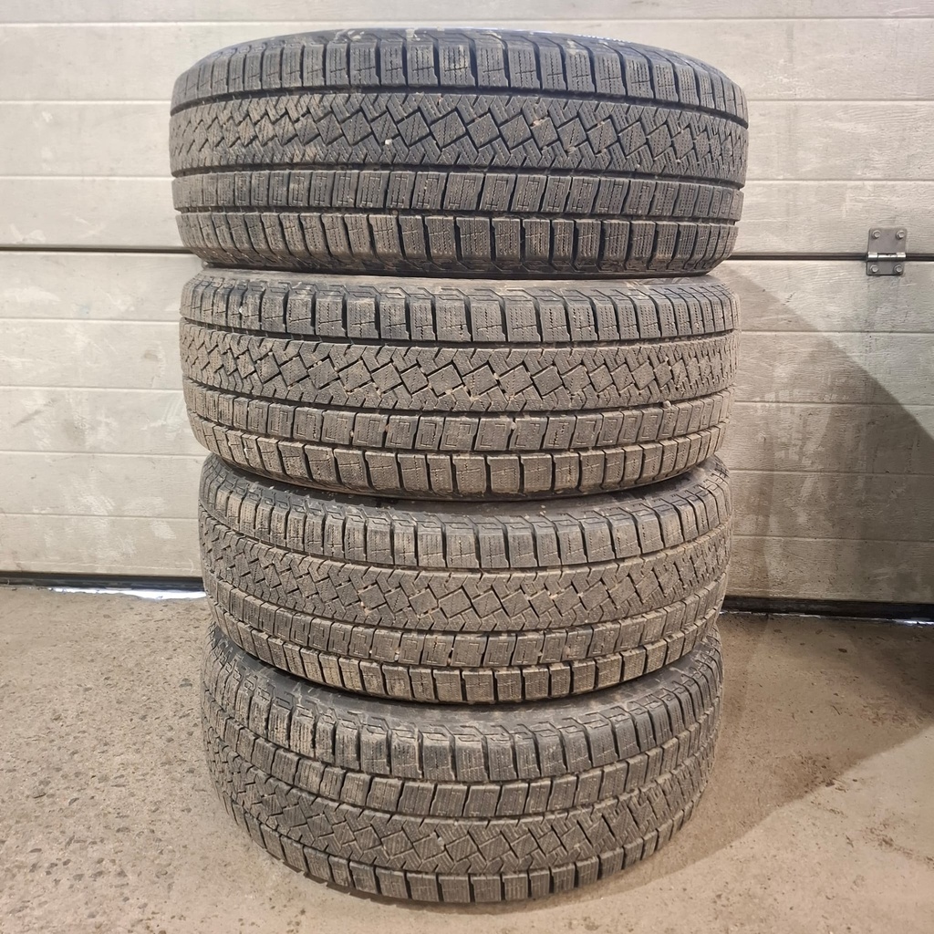 215/50R19 93T Pirelli Ice Zero Asimmetrico Käytetty kitkarengas 7,5mm DOT-23